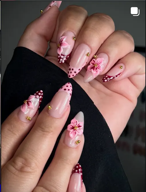 Nail art fleurs en relief rose et bordeaux