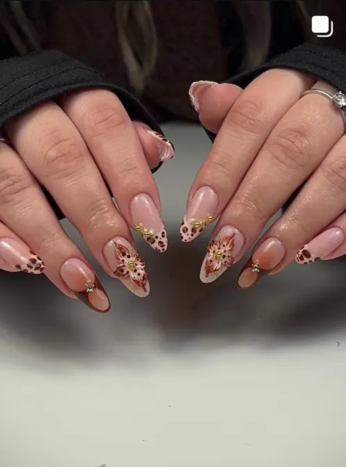 Nail art léopard doré
